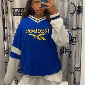 Vintage tröja - Vintage Reebok hoodie. Stl L bra skick💙