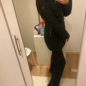 Hollies jacka - Hollies jacka strl 34/xs, köpt på pondus för 4500 använd några gånger, äkta päls på luvan. Väldigt bra passform och är i bra skick. Säljer för att jag inte har användning av den. Säljer för 2000- har sänkt till 1500