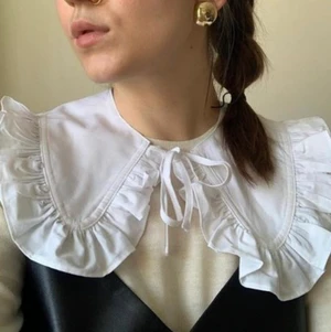 krage  - en krage som går att knyta runt vilken topp som helst med små räfflor som detaljer 💃 första bilden är lånad 💋 den är knappt använd och nypriset var 150 kr 💕💕 skriv för frågor eller fler bilder ❤️❤️