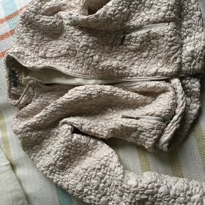 Hvis jakke med seje detaljer  - Hvid jakke med seje brodering 