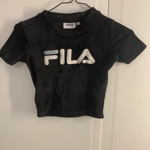 Fila T-shirt stl S - Svart fila T-shirt med broderad text vid bröstet. Tröjan är i sammets material och är därför väldigt mjuk. Tröjan sitter även ganska croppat och är super snygg på🥰