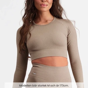 Tränings tröja  - Säljer denna långa-croppade träningströjan från Aimn i färgen Espresso. Den är seamless. Knappt använd (är som ny). Storleken är XS och pris kan diskuteras, (nypris 499) 💗✨