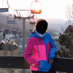 Skidjacka - Köptes i Spanien på skidresa för 5 år sedan. Har snöskydd, luva och många fickor. Passar bra till varmare skiddagar, inte kallare än -10 grader. 