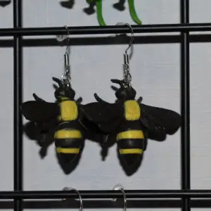 Handgjorda örhängen med söta små bin. De görs vid beställning och är därmed helt oanvända. Krokarna är gjord av äkta silver :)) 🐝