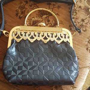 Superfint fest/bröllop väska  - Superfint väska blå färg mörk blå. Passar parfek till fest.  Helt ny.  Aldrig använt. Pris 229kr plus frakt. 52kr spårbar frak med postnord. 