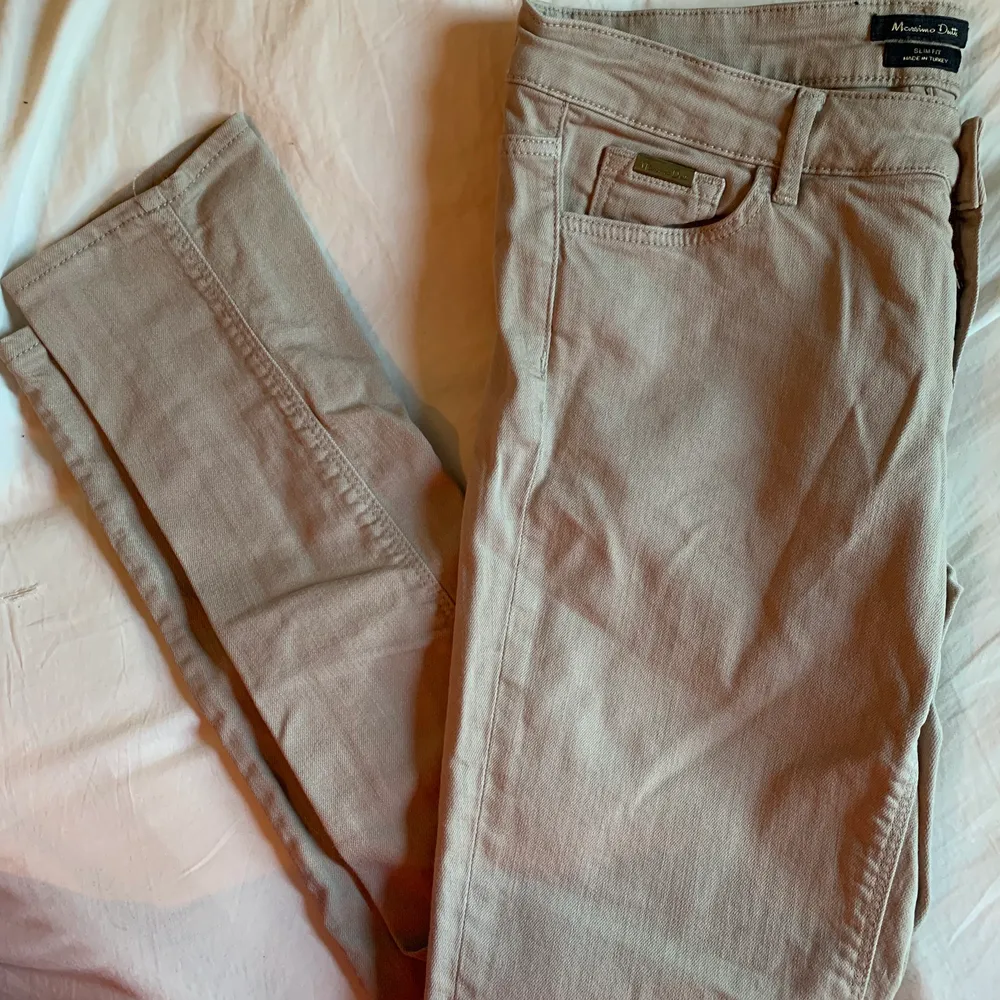 Slim fit jeans från Massimo Dutti i stl 36, enkla, bekväma och stilrena med en färg som går ihop mef allt.. Jeans & Byxor.