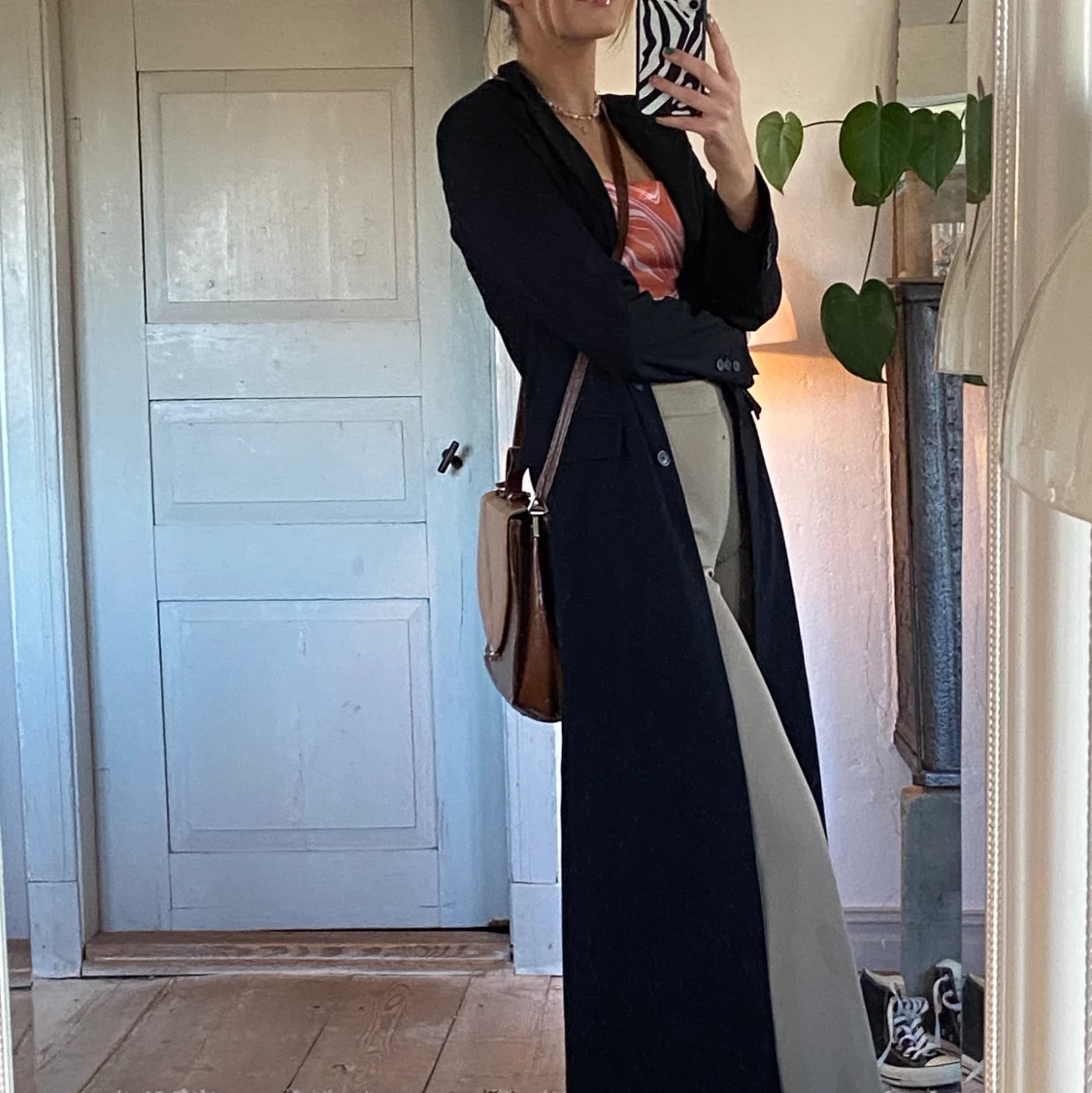 Lång svart kappa i tunnare material i strl 34