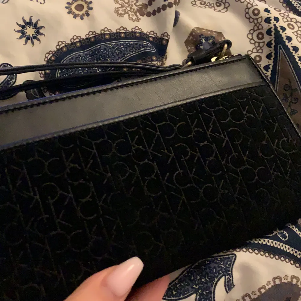 Jättefin Calvin Klein plånbok går att använda som clutch också! . Väskor.