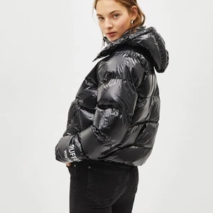 Glansig puffer jacket - Supersnygg glansig svart puffer jacket med it liten text på armen. 