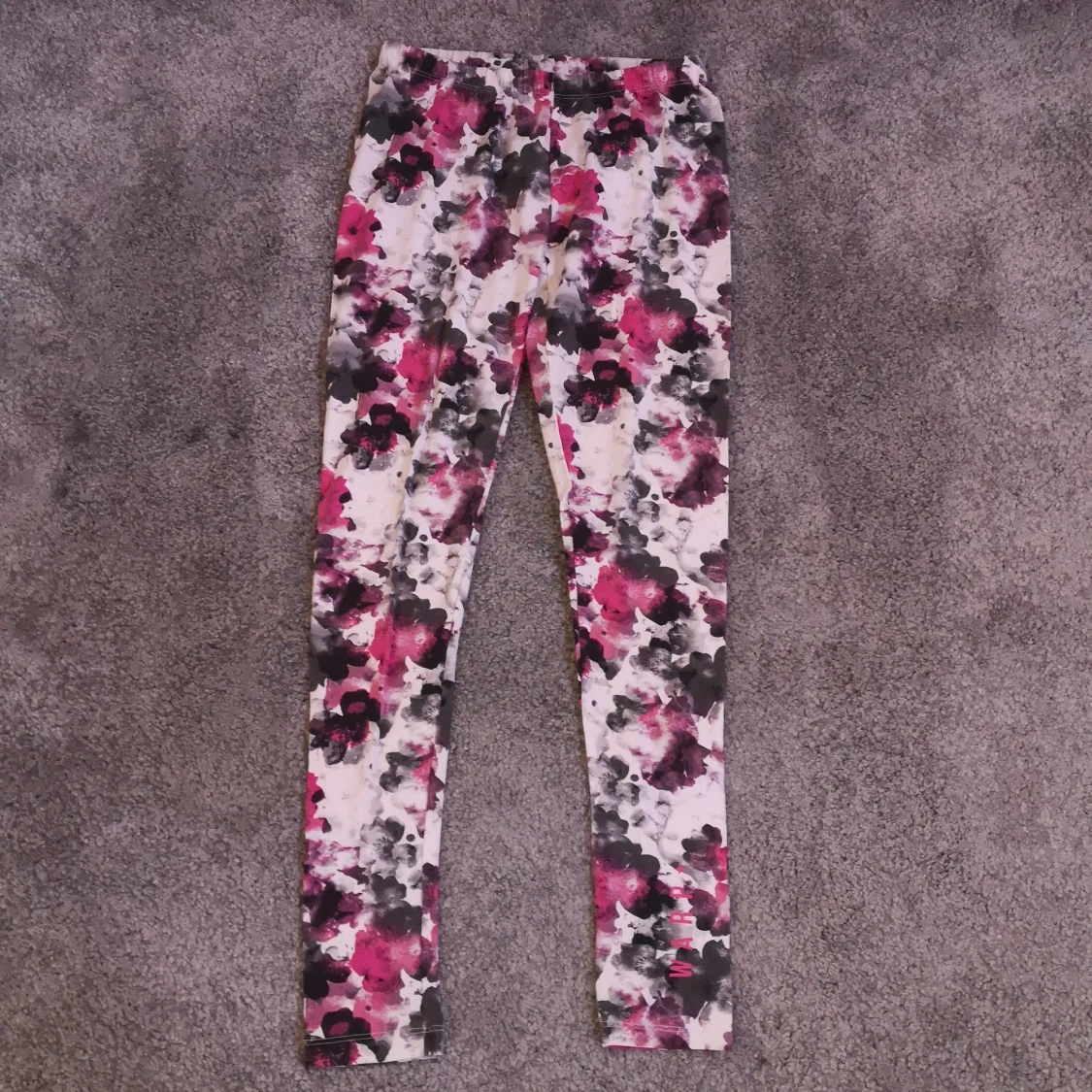 Vita thights med vita och svarta blommor