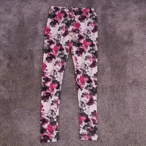 Vita thights med vita och svarta blommor - Vita thights med vita och svarta blommor i organisk bomull ifrån warp. I väldigt fint skick men är tyvärr för små. Väldigt stretchiga och mjuka. Storlek: 158/164