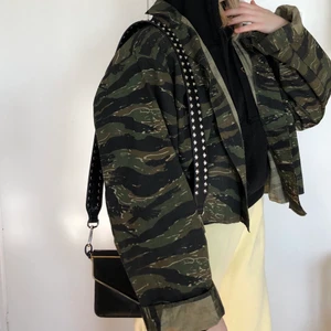 Militärjacka - Ball militärmönstrad jacka som jag klippt kortare (kanten är fållad så den fransar sig inte). Ganska tunn så passar bra att ha en hoodie under🌷Storlek xl, passar oversize på mig som är s/m, säljer även väskremmen!