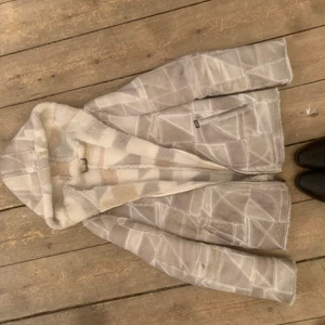 MISS SIXTY jacka!!! - SKITSNYGG, vintage och sällsynt miss sixty afghan jacka. Verkligen helt fantastisk men kommer inte för användning, är i mycket använt skick, köpt second hand för dyrt, har aldrig försökt tvätta den men det ska nog gå. Lite fläckar på armbågarna därav det låga priset, finns bild att be om. 💞💞💞🌟😅😅😅