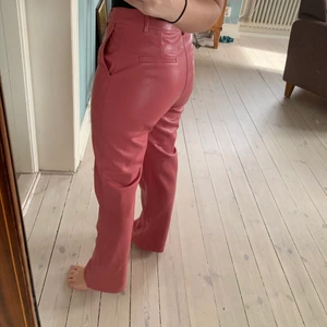 Byxor i fejkläder - Byxor i fejkläder i en smutsrosa färg. Aldrig använda. Frakt är inkluderat i priset.