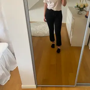 Svarta kick flare jeans från zara. Frakt ingår i priset.