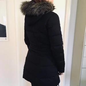 Mörkblå dunjacka Tommy Hilfiger - Mörkblå dunjacka från Tommy Hilfiger i gott skick säljes. Användes mycket en tid men har de senaste åren mest hängt i garderoben. Inga skavanker eller fel på jackan förutom att öglan man hänger upp jackan med har gått av. Nypris: ca 2000-3000 kr. Kan mötas upp i Göteborg, Kungsbacka och Orust. Köparen står för eventuell frakt.