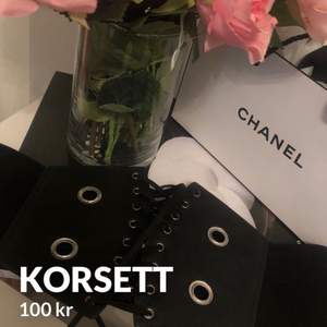 ✨Svart bred korsett storlek XS-M men töjer sig mycket. Aldrig använd✨