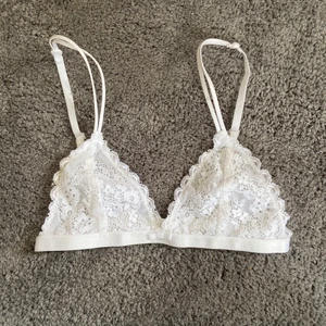 Vit spetsbh strl XS/65-70A - Blommig spetsbh från Secret Possessions | står 34/36 S men tycker den är liten i storlek så skulle säga 32/34; XXS/XS; 65/70A; motsvarar 70A lounge underwear | pris/frakt kan diskuteras