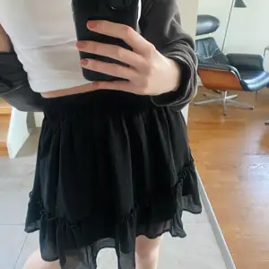 Supersöt svart kjol med volang🖤 Vet inte om det är S eller M då lappen är borta men skulle säga att den passar de flesta från S-L då den är väldigt stretchig. Köpare står för frakt!