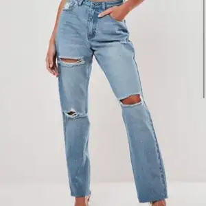 Jeans köpta på missguided från Stassie x missguided kollektionen💓💓 jag har egentligen storlek 34-36 men jeansen var stor i storleken, därför valde jag 32 och dem sitter som en smäck 💜💚 nypris: ca 360kr! Frakt ingår i priset