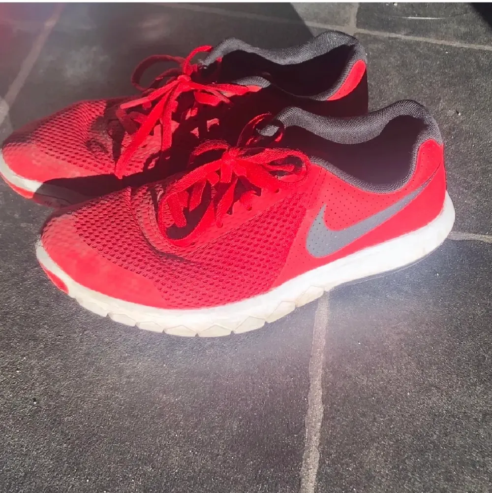 Säljer dessa röda Nike skor. Skor.
