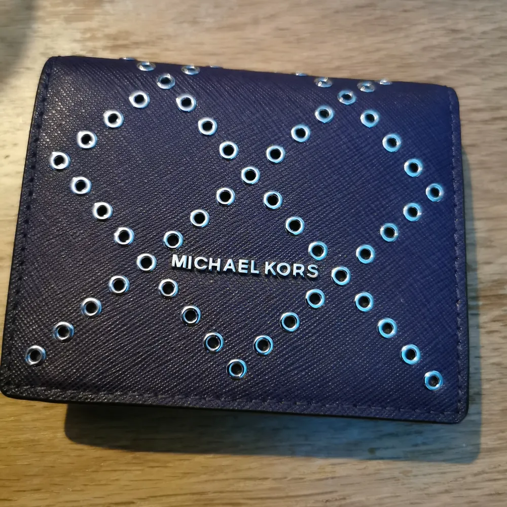 Fin Michael kors plånbok. Den är äkta. . Accessoarer.