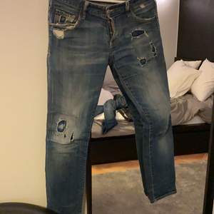 Mörkblå dsquared jeans med slitningar och färgstänk