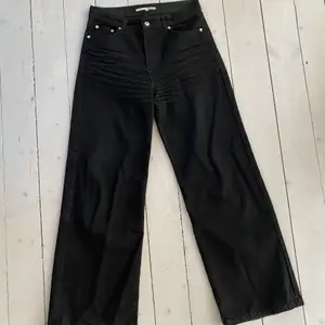 Svart jeans från Junkyrad. Modellen heter Wide leg, storlek 30. Jeansen är sparsamt använda och i bra skick.