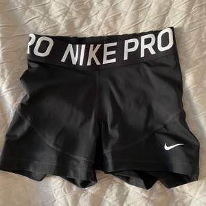 Säljer dessa Nike PRO shortsen i storlek small, de är sparsamt använda och i fint skick! FRI FRAKT! Buda från 125kr✨ Säljer flera plagg, kolla gärna in mina andra annonser!