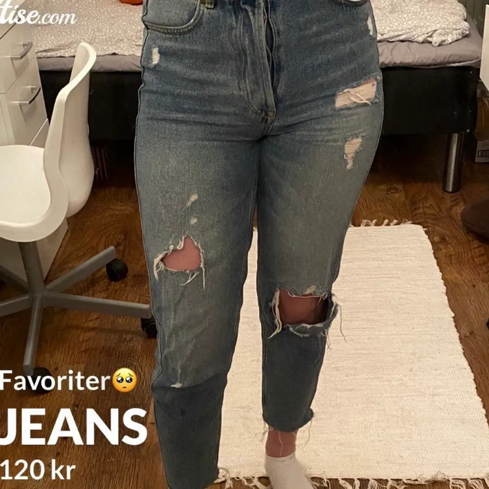 Köp direkt för 110kr!Mina absolut favorit jeans som tyvärr blivit för små🥺 från bikbok och i fint skick i Stl s. Jeans & Byxor.