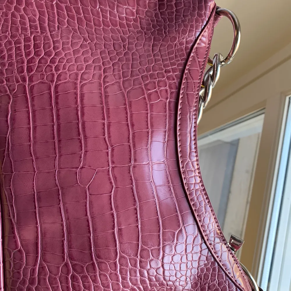 Ascool rosa-lila axelremsväska med ormskinns mönster. Kom privat för frågor om mått och storlek🥰. Väskor.