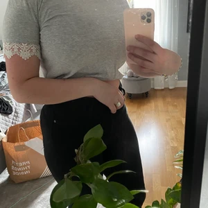 Grå t-shirt med spets - Jag säljer denna gulliga t-shirt som har vit spets på armarna