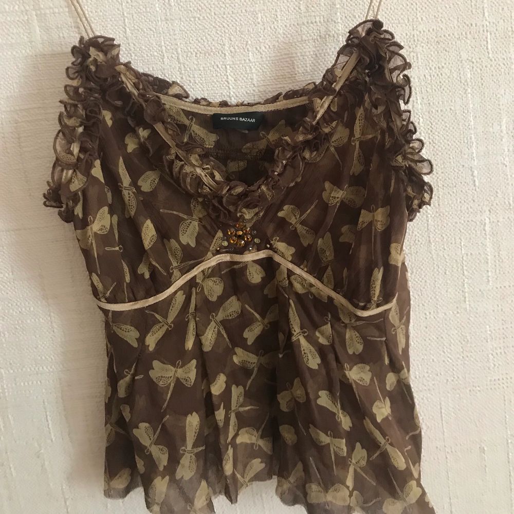 Så himla fint linne i mesh-material men ej genomskinlig på! Köpt secondhand å står inga storlekar men passar mig som är S💕 (skulle gissa på att linnet blivit avklippt nertill pga lite ojämn kant, men inget jag stört mig på!!) 70 + frakt! Högsta bud: 170kr + frakt. ‼️Avslutas söndag 22:00‼️. Toppar.