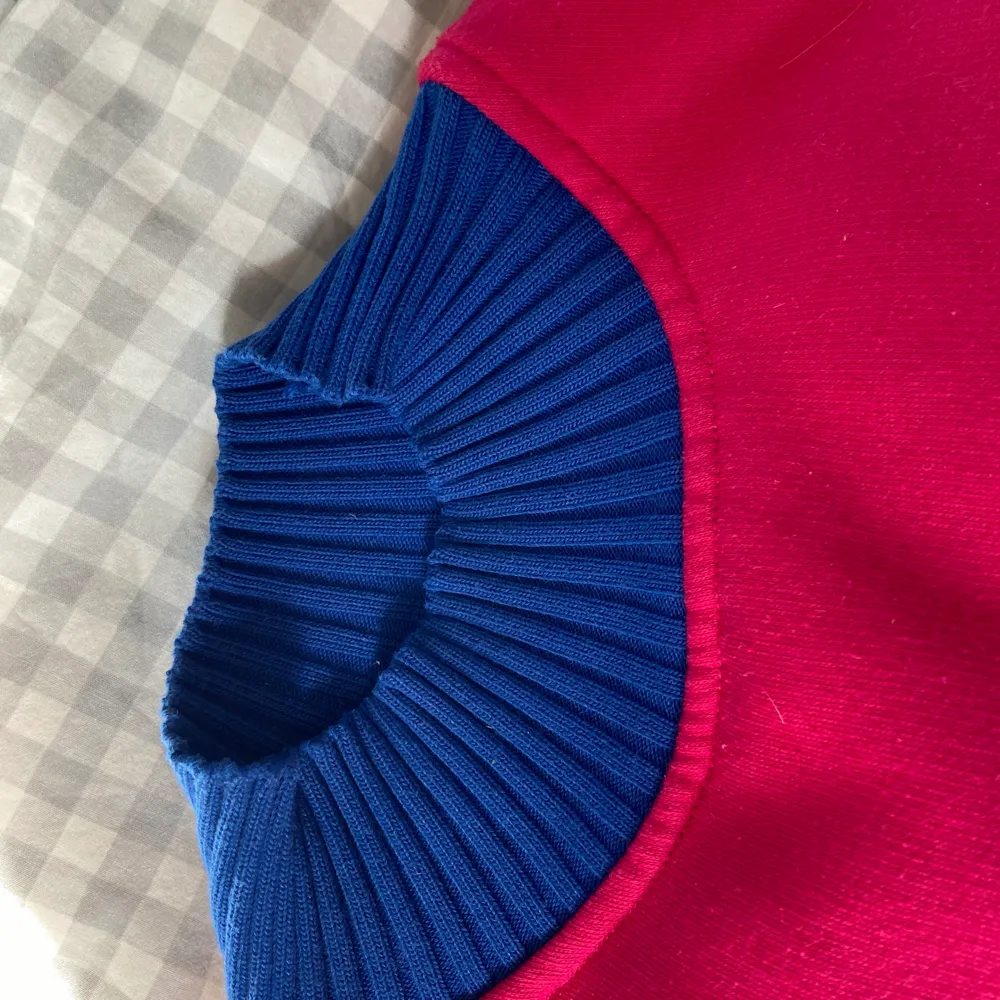 Blockfärgad tjocktröja i blå och rosa med polokrage och fickor, köpt på beyond retro och ger mycket vintage feeling! Väldigt varm och mysig, 50kr+frakt. Hoodies.