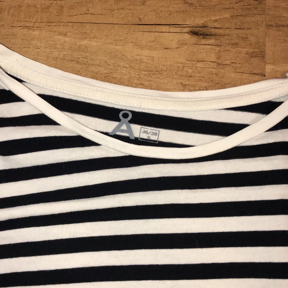 En långärmad, svart- och vitrandig T-Shirt från Åhléns. Väldigt fint skick då den har använts ett fåtal gånger. Inte nopprig eller fläckig. Köparen står för frakten.. Tröjor & Koftor.