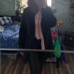 Vero moda - Säljer denna skitsnygga fakepälsjacka från vero moda! Aldrig använd, super varm och skön riktigt härligt material. Många intresserade så blir det budgivning!
