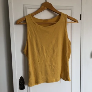 Senapsgult linne - Supersött senapsgult linne perfekt för sommaren! 🧡Passar även att ha över en polotröja! Sista bilden är mest rättvis vad gäller färgen. Köpt på Brandy Melville och därför one size men skulle säga att den är en S-M. Köparen står för frakten🌼