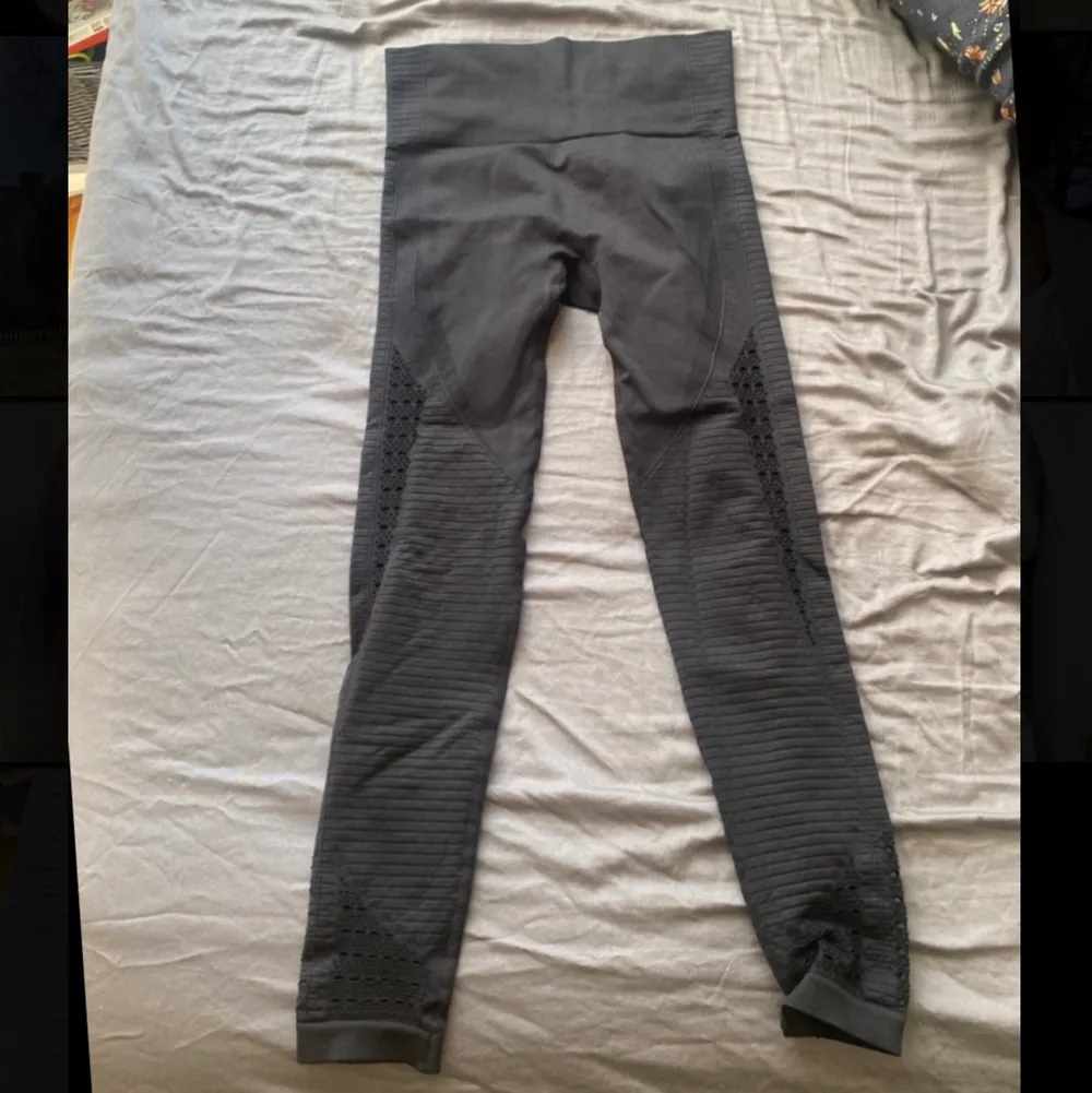 Snygga träningstights i Gymshark imitation, köpte de från antingen shein eller aliexpress. Stretchiga och bra material, skulle använt om de inte vore för små för mig. Jeans & Byxor.