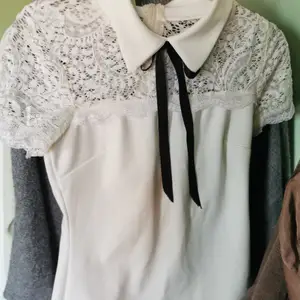 En preppy /school girl tröja i lite y2k stil. Vintage och aldrig använd. Fina spets detaljer upptill 