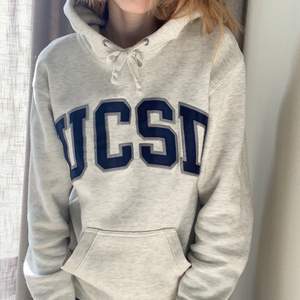 University Collage of San Diego-tröja. Ljusgrå i fint skick, köpt på San Diego universitet. 💕 Storlek XS-S