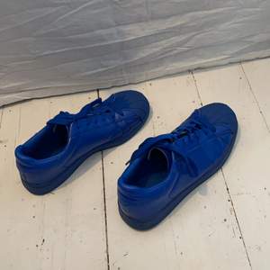 Ett par blåa skor i storlek 39, använda Max 4 gånger 