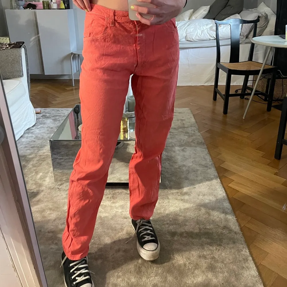 Sjukt snygga rosa/röda byxor från Armani Jeans. Jeans & Byxor.