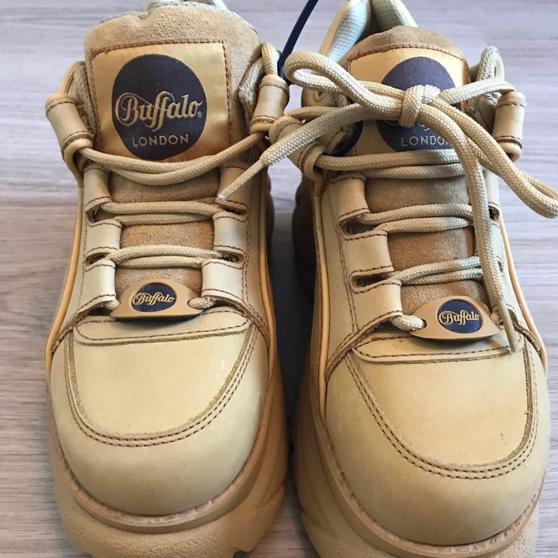 Oanvända buffalo skor