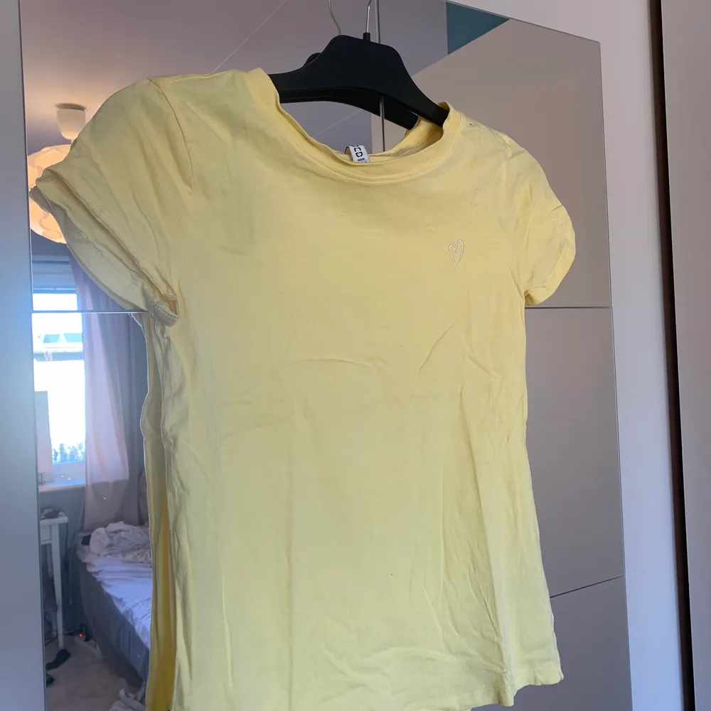 En helt ny gul fin tröja från hm. Kan mötas om du bor i närheten annars frakt . T-shirts.