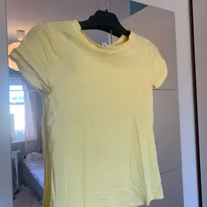 En helt ny gul fin tröja från hm. Kan mötas om du bor i närheten annars frakt 