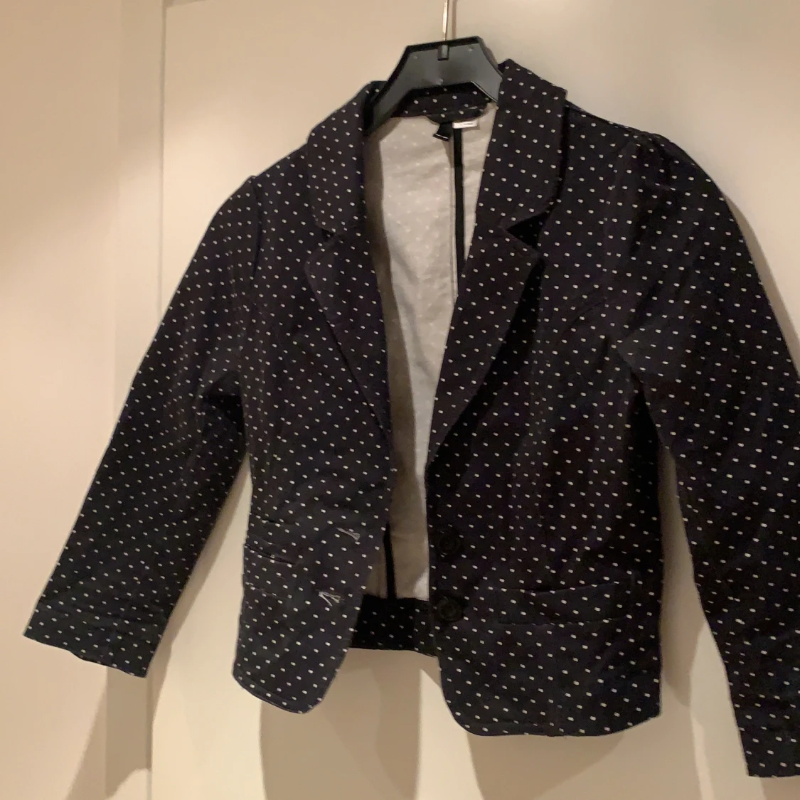 Svart kavaj med vita prickar  - 90