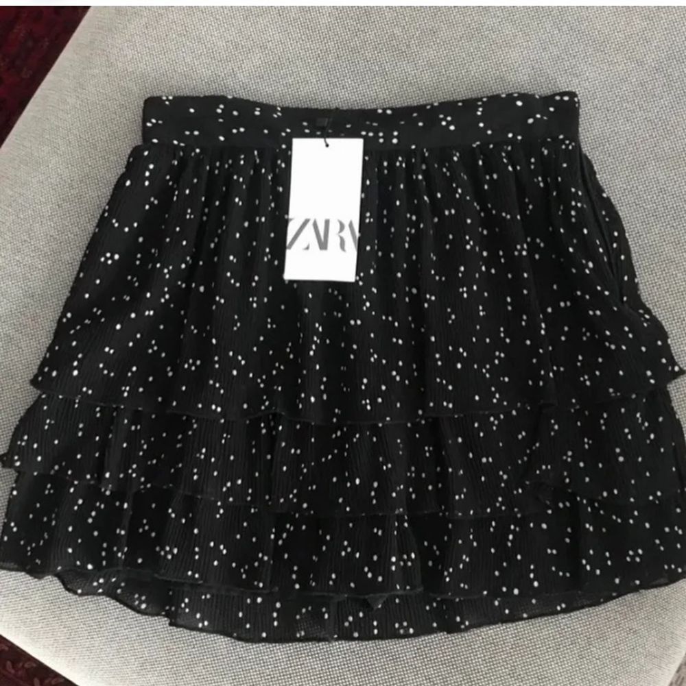 superpopulär prickig zara kjol, med inbyggda shorts, storlek XL men är väldigt liten i storleken, passar L och möjligtvis M. Säljer åt en kompis, på bilden bär jag min egna kjol i S💕 buda i kommentarna, frakt:60kr kjolen har testats men har prislappen kvar💕 Buda i kommentarsfältet😊 DIREKT:400 ink frakt. Kjolar.