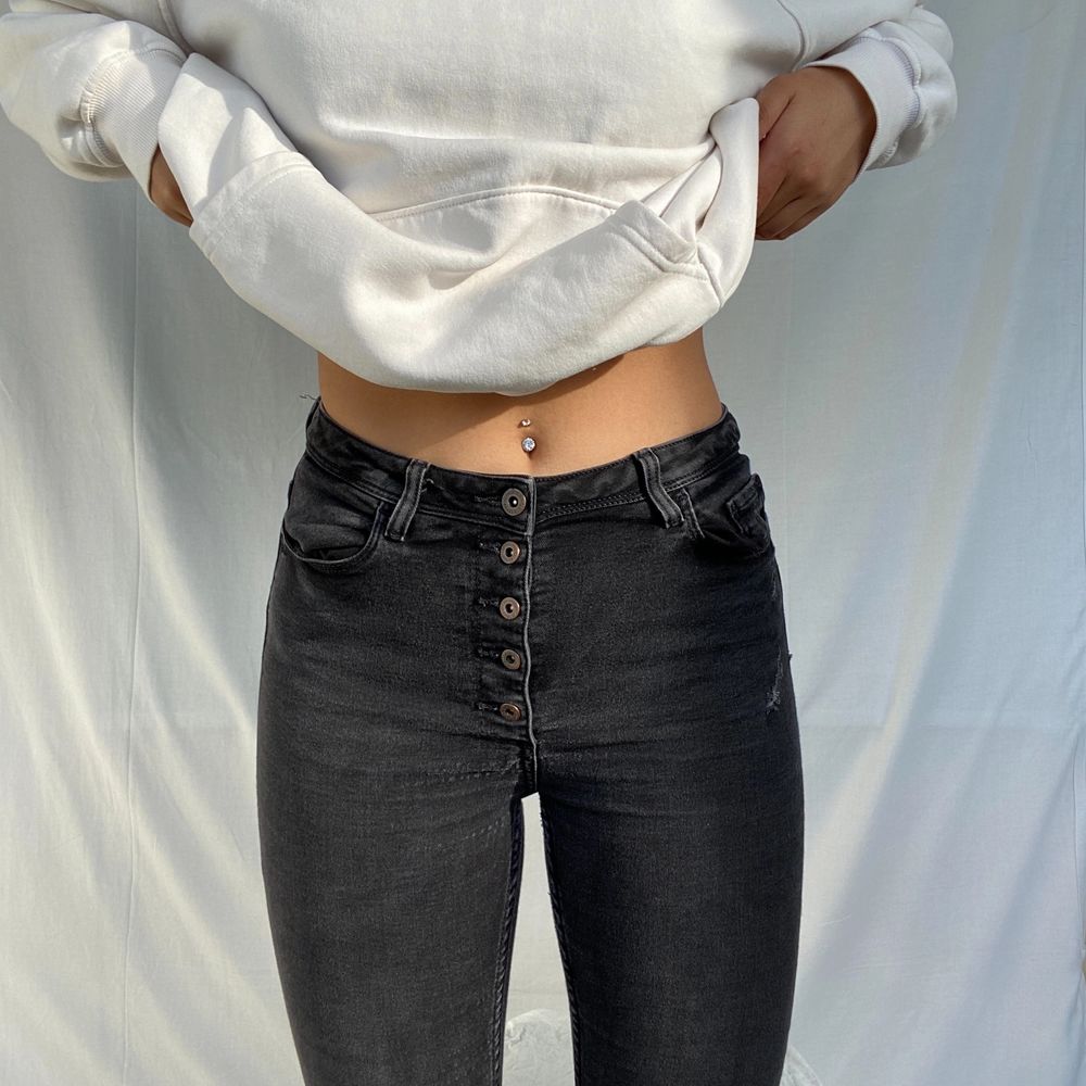 Hi, I am selling these black high waist jeans from Zara, the jeans are ankle length as you can see ( I am 177 cm tall ) and they are in a washed black color. There is an intended hole in the knee. These jeans are super comfy and stretchy and are of good quality. . Jeans & Byxor.