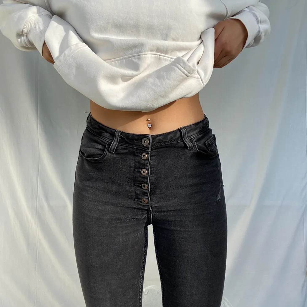 Hi, I am selling these black high waist jeans from Zara, the jeans are ankle length as you can see ( I am 177 cm tall ) and they are in a washed black color. There is an intended hole in the knee. These jeans are super comfy and stretchy and are of good quality. SALE IS ONLY UNTIL 10. JUNE!!. Jeans & Byxor.
