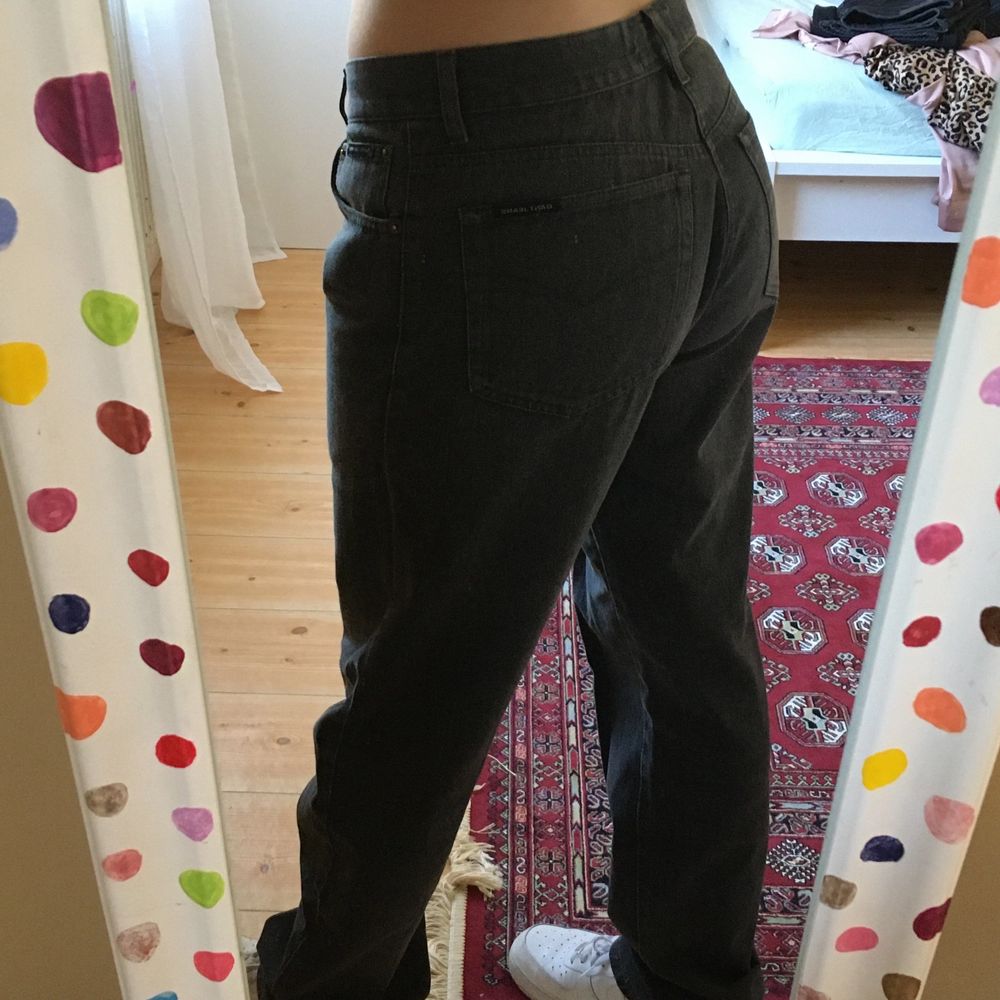 gråa jeans från gant herr. storlek 33, sitter på en 29, därav väldigt baggy! jag är 167 för längd referens. bra skick! finns 2 hål på insidan av jeansen (syns ej på utsidan då de inte gått igenom 2 lager) för har använt en tråd där som skärp. . Jeans & Byxor.